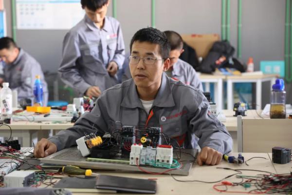 万通课堂!揭秘银川万通的学员是如何学习电工技术的?