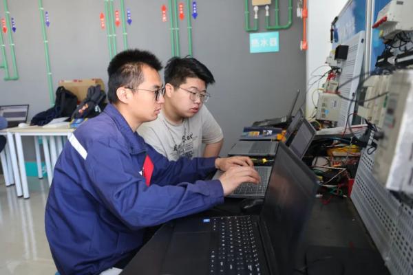 万通课堂!揭秘银川万通的学员是如何学习电工技术的?