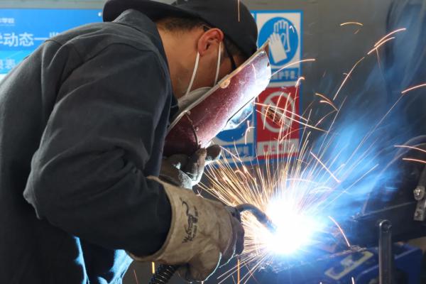 打工没“钱途”,来银川万通学焊接刷“薪”机会