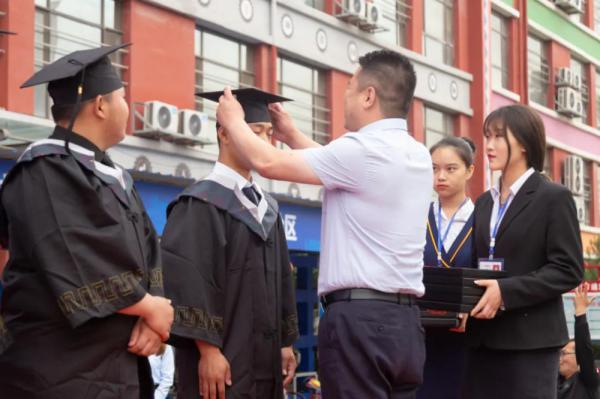 2024年宁夏超7.3万高考生,竞争如此激烈,高中生出路在哪里?